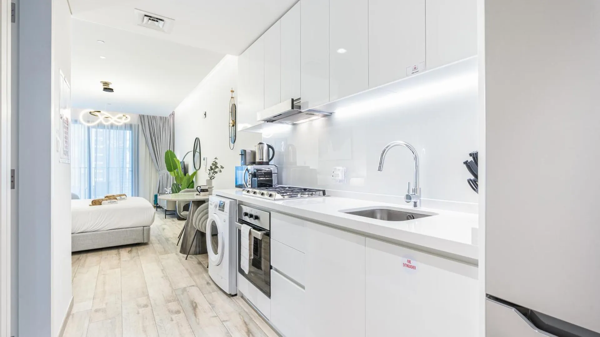 Exquisite Modern Home Minutes From Downtown Dubai Apartment
